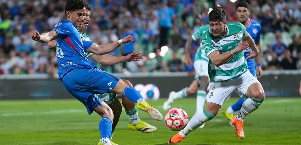 Jugadores de Cruz Azul y Santos Laguna en acción