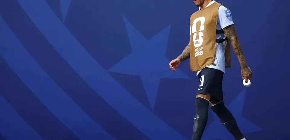 Jugador caminando con chaleco en evento FIFA