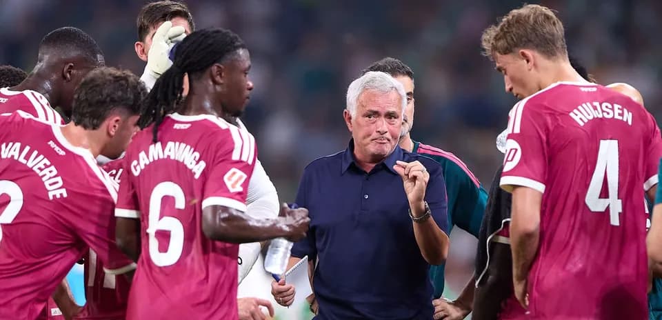 José Mourinho hablando con jugadores en el banquillo