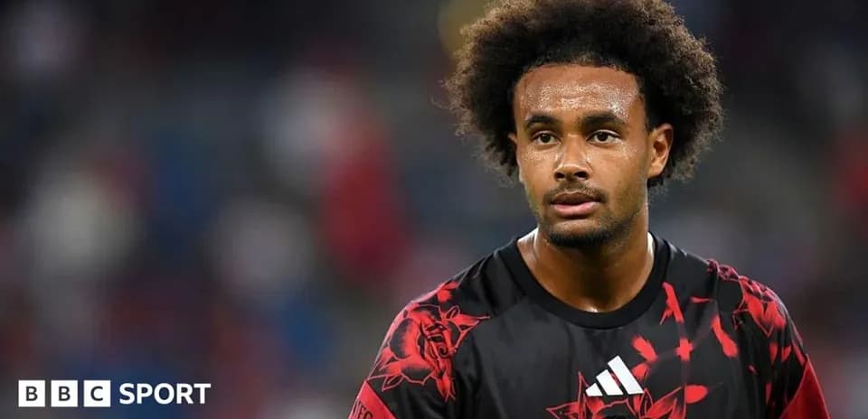 Jugador de fútbol en uniforme con diseño rojo y negro