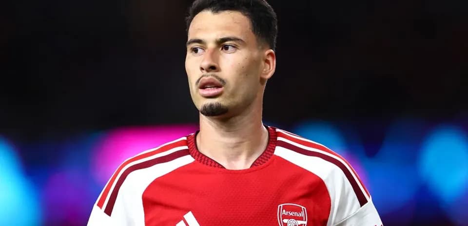 Jugador de Arsenal en el campo durante un partido
