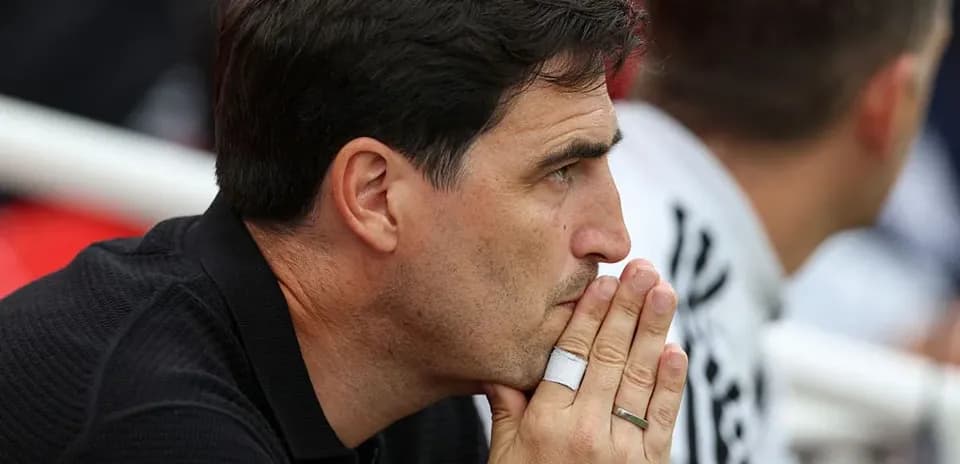 Entrenador observando el partido desde la banca