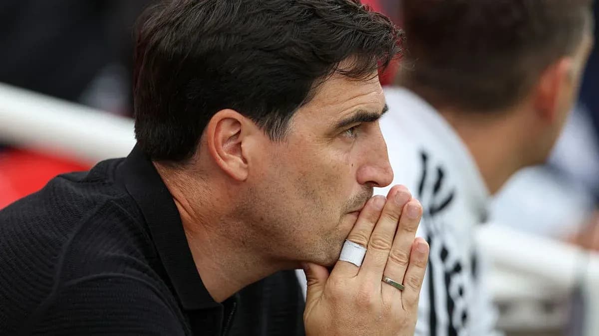 Entrenador observando el partido desde la banca