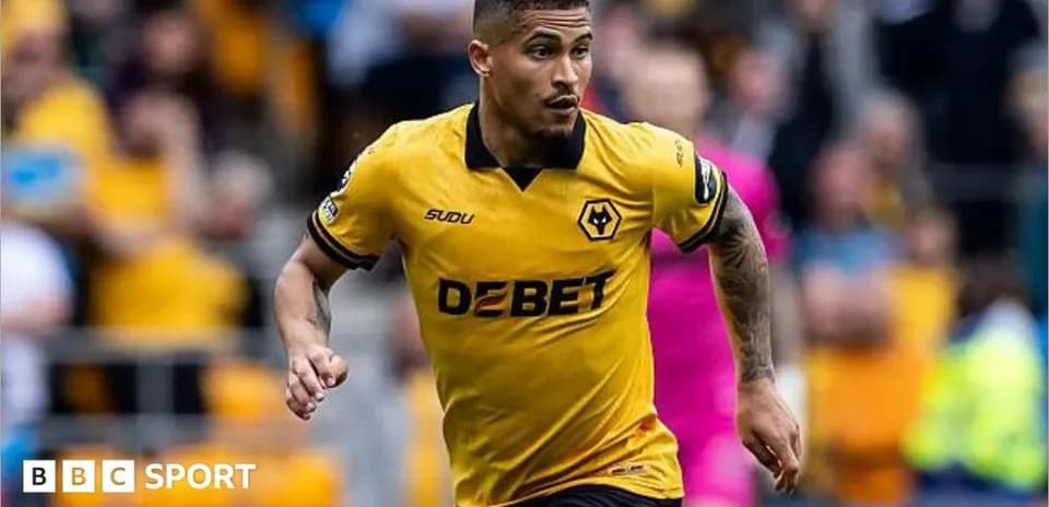 Jugador de Wolverhampton corriendo en el campo