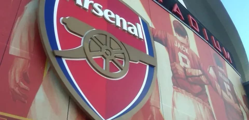 Escudo del Arsenal en el exterior del estadio