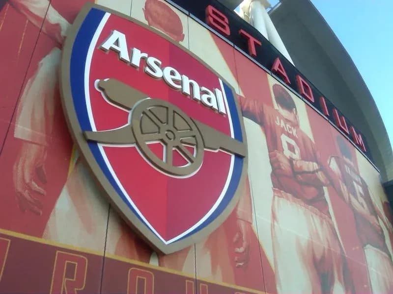 Escudo del Arsenal en el exterior del estadio
