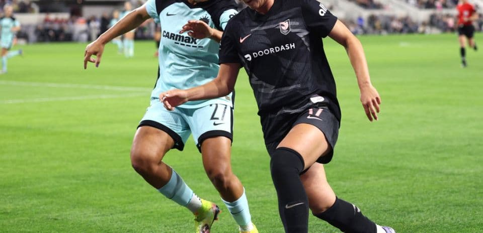 Jugadoras de Angel City y Kansas City en acción