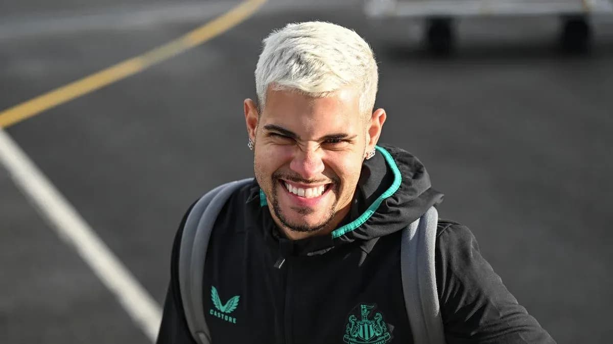 Jugador sonriendo con chaqueta de Newcastle United