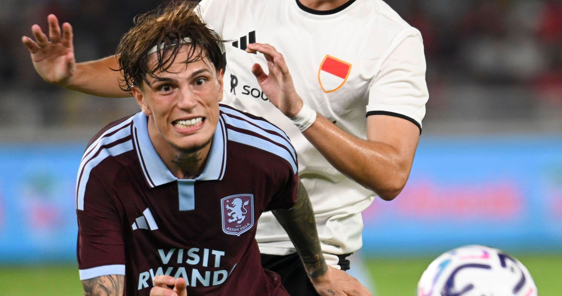 Jugador de Aston Villa siendo marcado por oponente