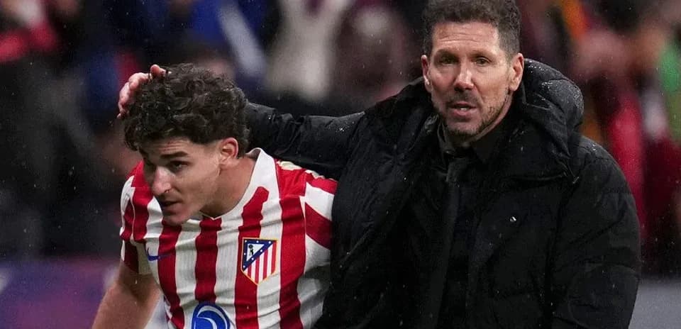 Jugador de Atlético siendo asistido por el entrenador