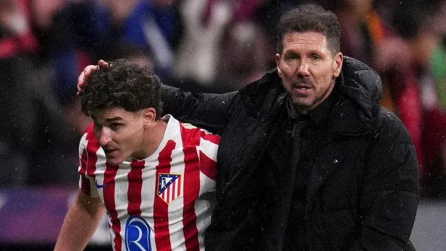 Jugador de Atlético siendo asistido por el entrenador