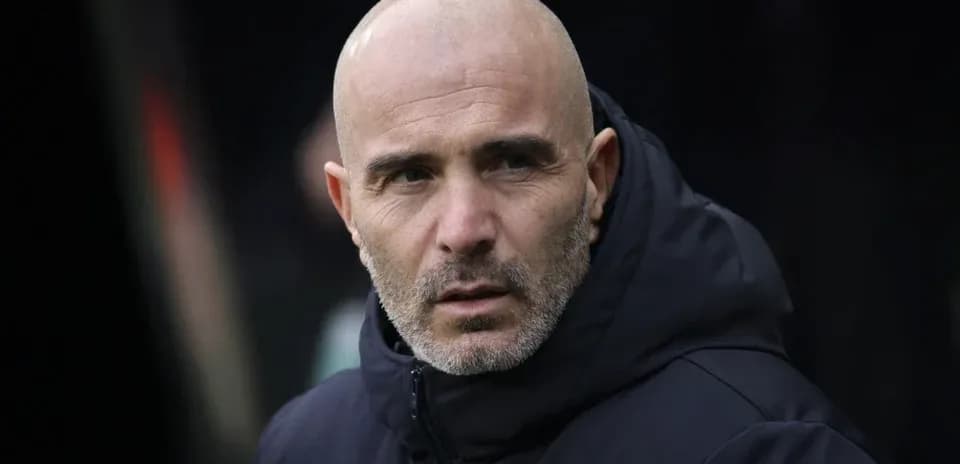 Entrenador observando el juego desde la banda