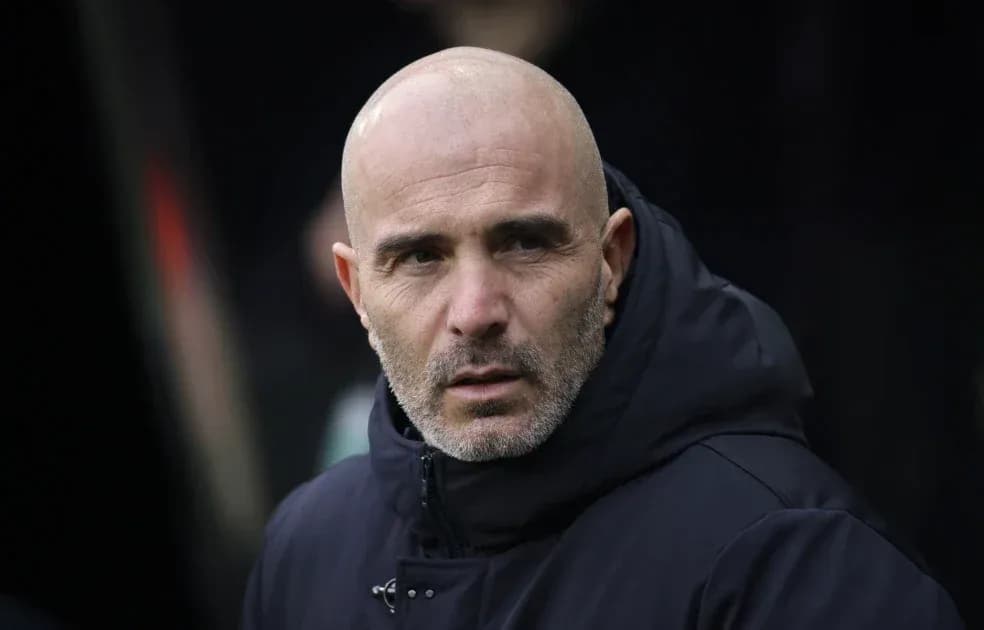 Entrenador observando el juego desde la banda