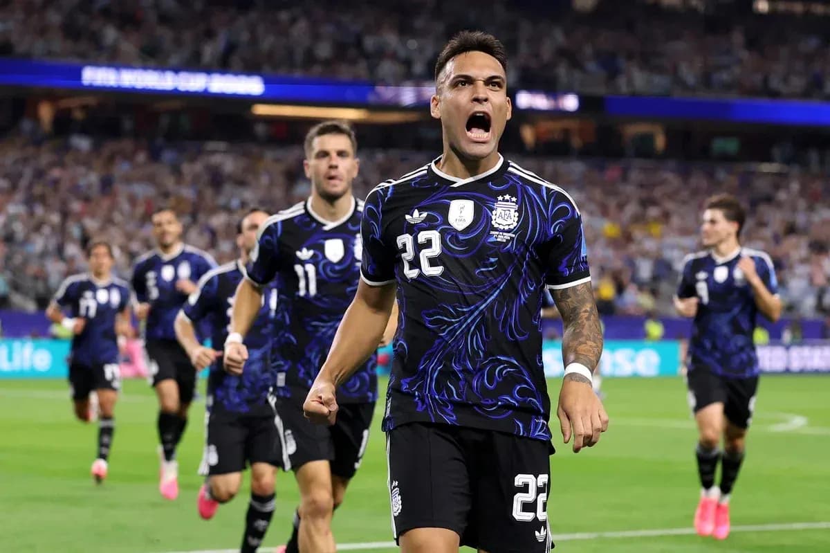 Lautaro Martínez celebrando un gol con compañeros de equipo