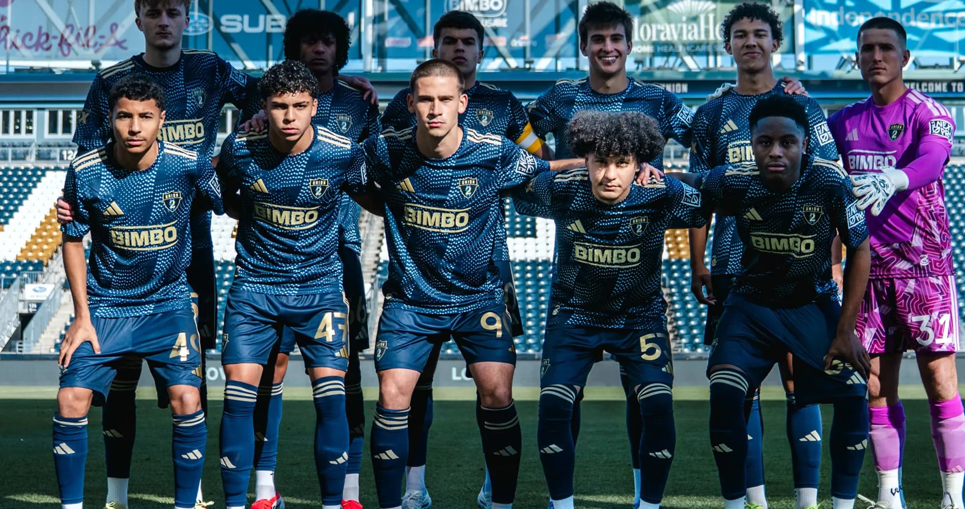 Equipo de Philadelphia Union II posando en el campo