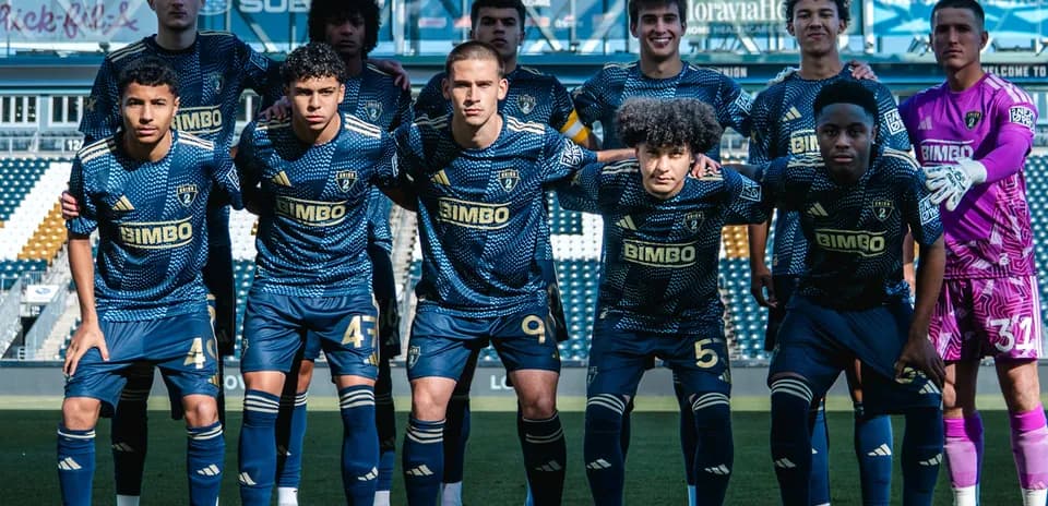 Equipo de Philadelphia Union II posando en el campo