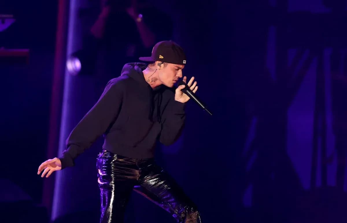 Artista cantando en un escenario con micrófono
