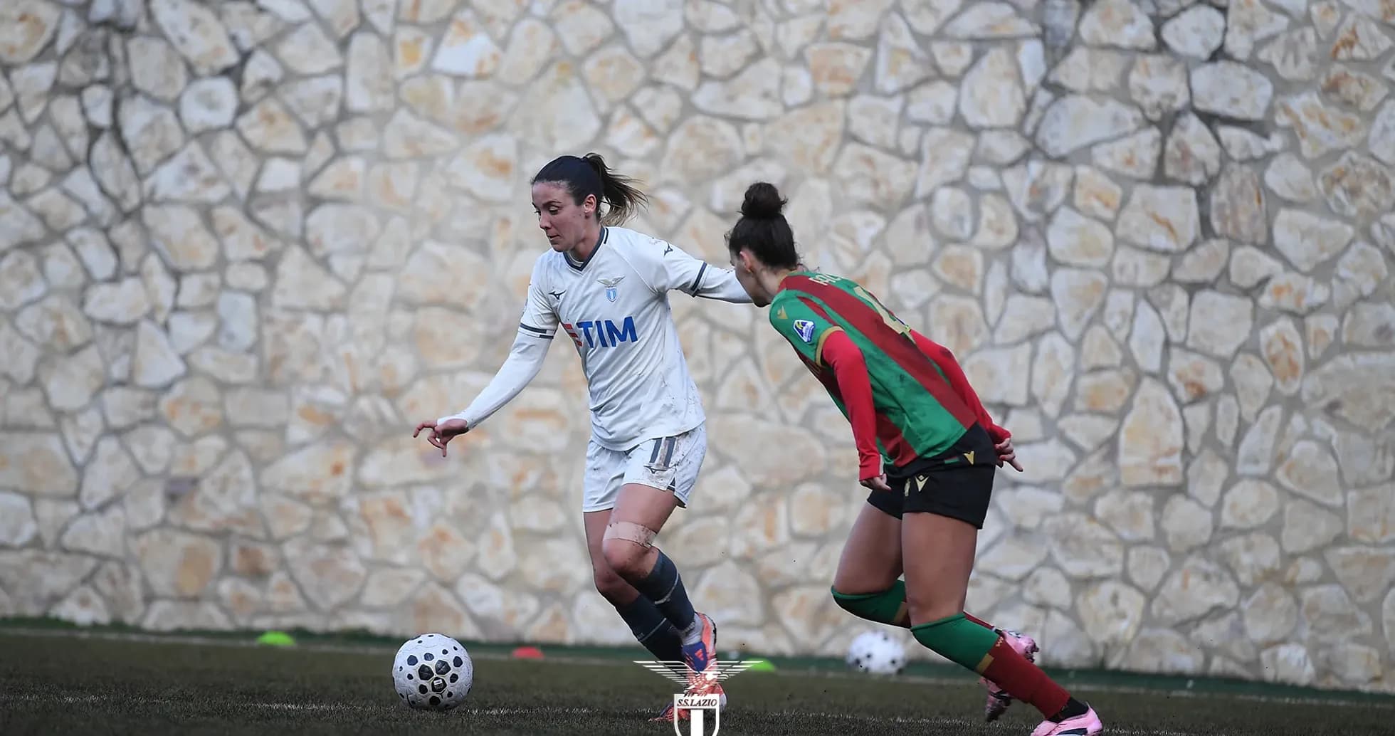 Jugadora de Lazio W driblando a Ternana W