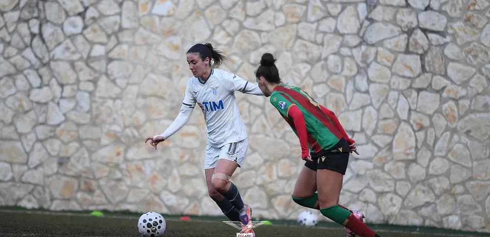 Jugadora de Lazio W driblando a Ternana W