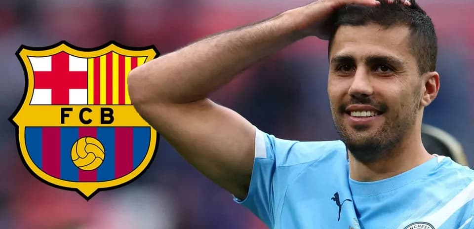Jugador sonriendo con camisetas de Barcelona y Manchester City