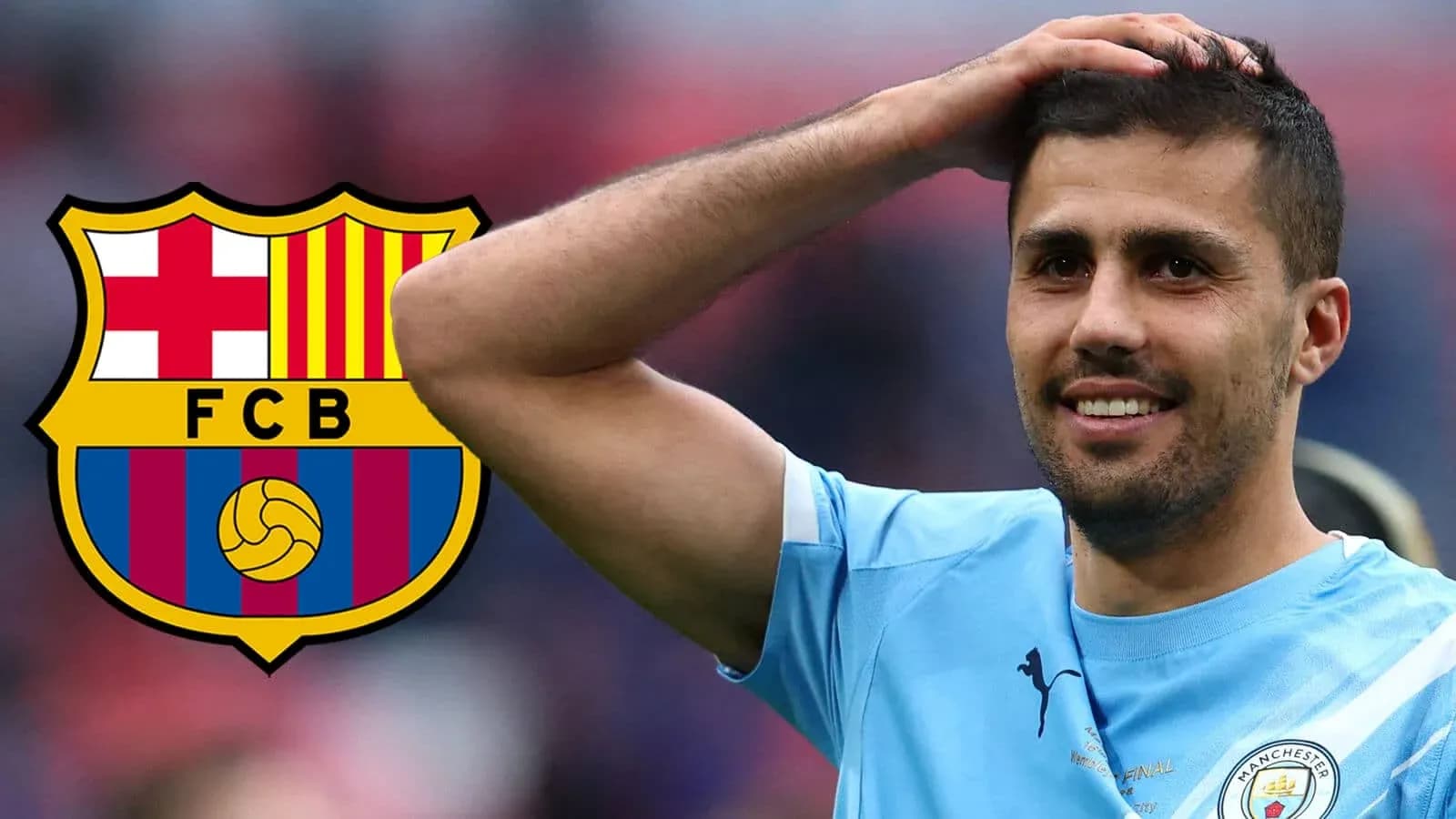 Jugador sonriendo con camisetas de Barcelona y Manchester City