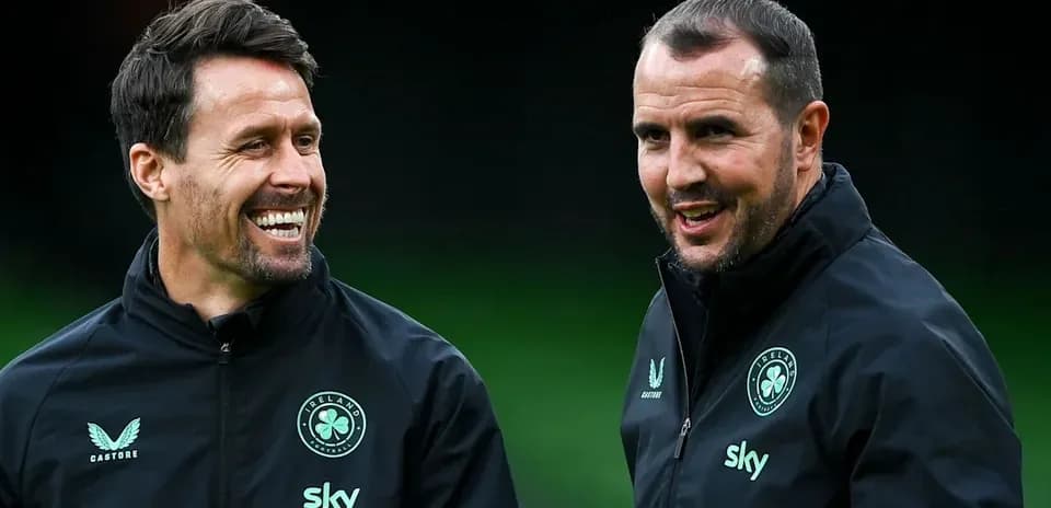 Dos entrenadores conversando durante una sesión de entrenamiento