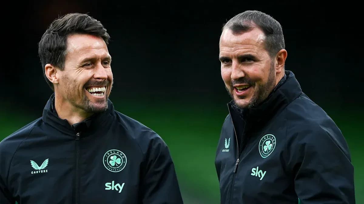 Dos entrenadores conversando durante una sesión de entrenamiento
