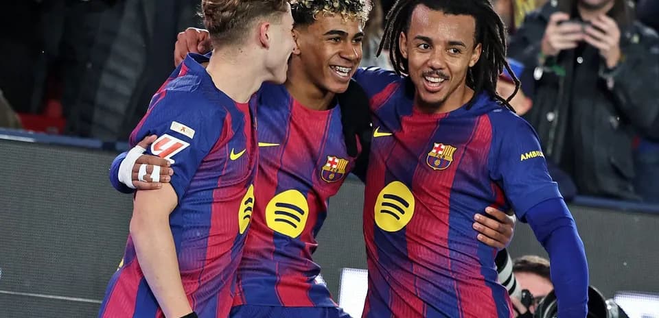 Jugadores del FC Barcelona celebrando un gol juntos