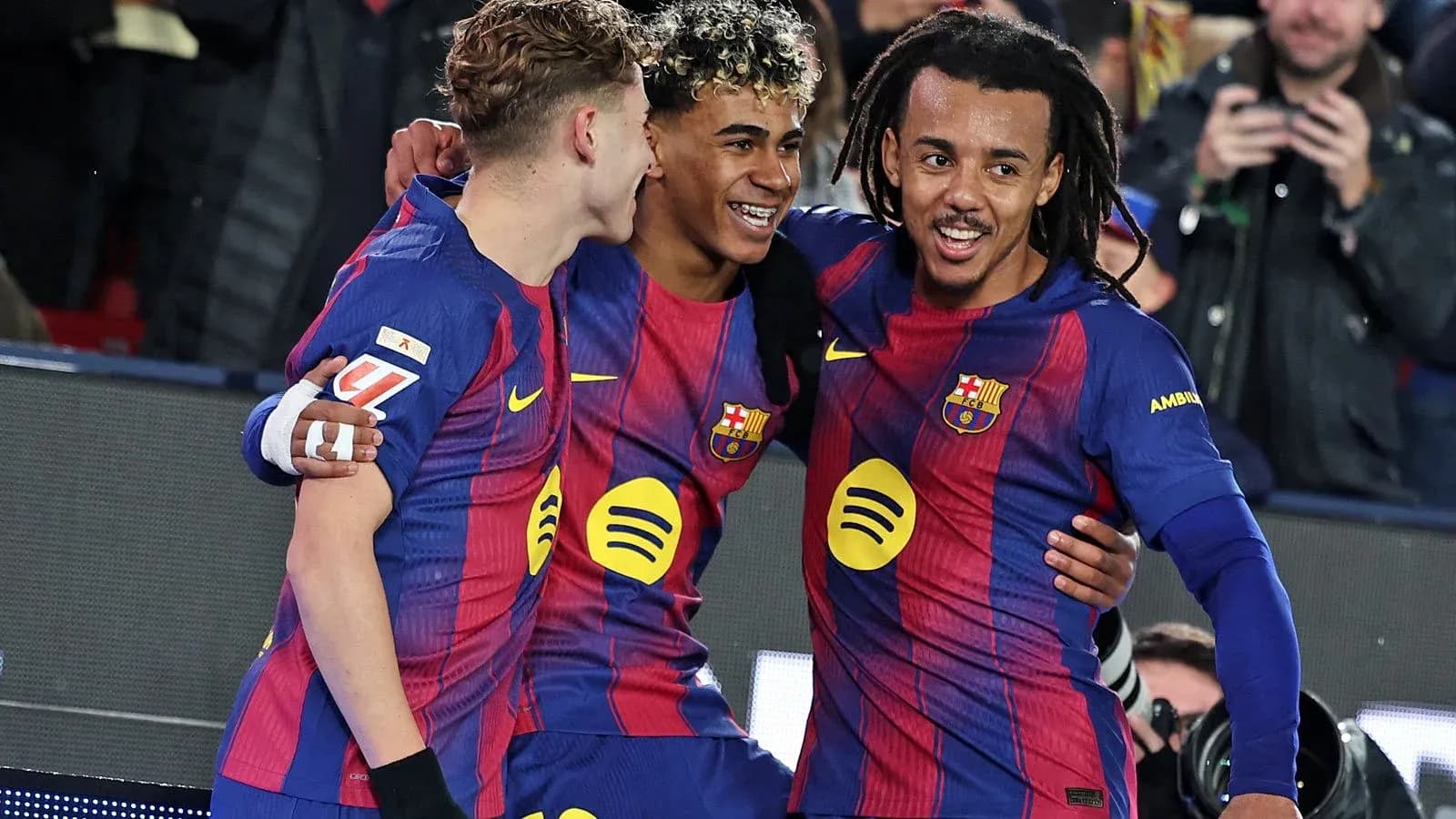 Jugadores del FC Barcelona celebrando un gol juntos