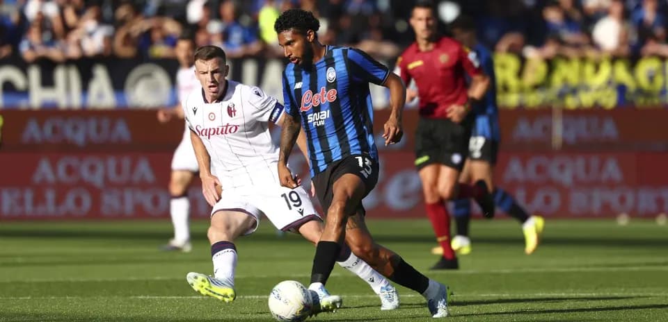 Atalanta y Bologna compiten por el balón