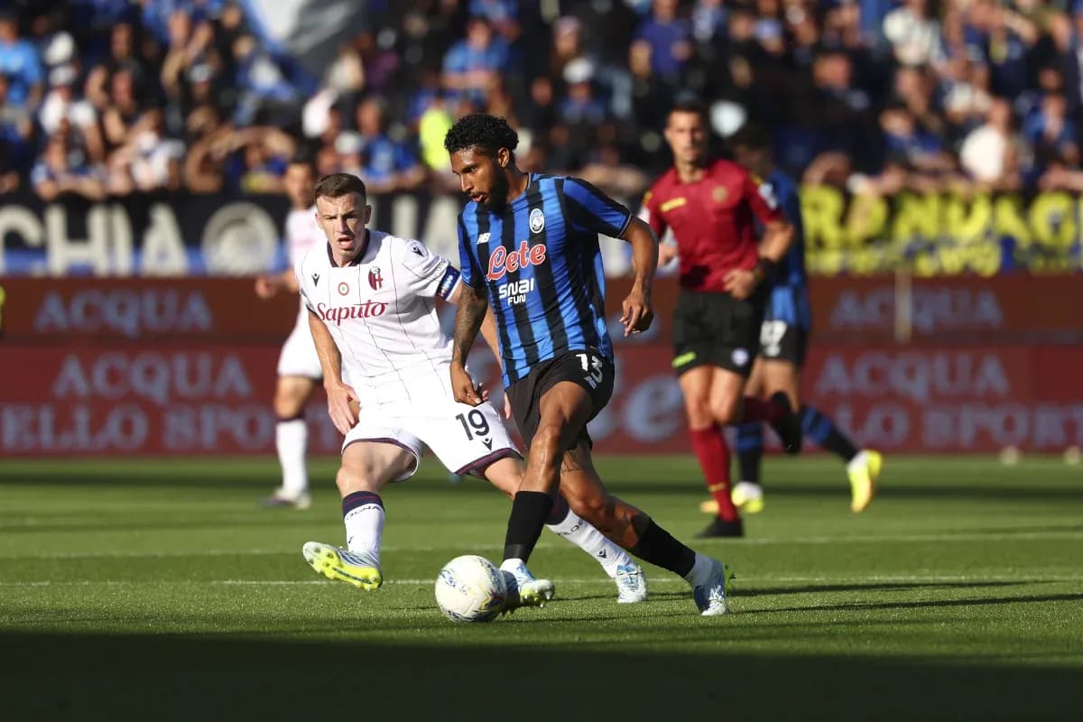 Atalanta y Bologna compiten por el balón