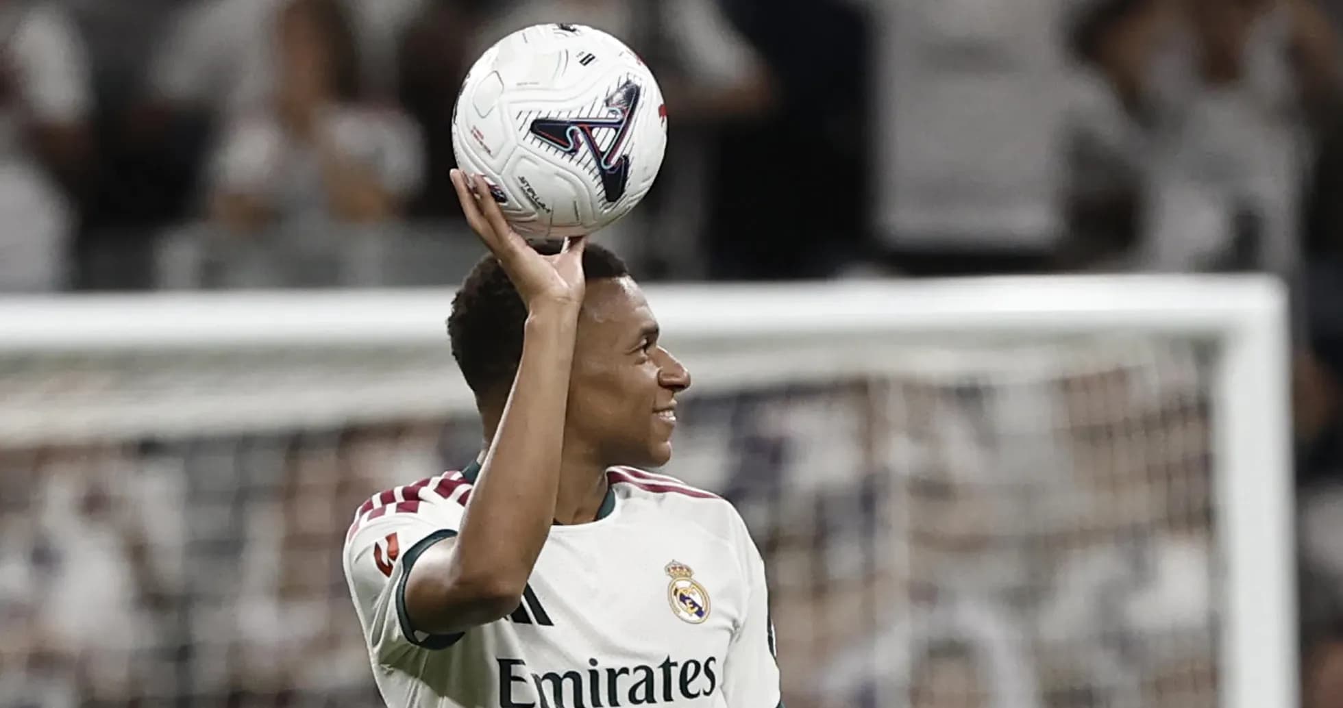Jugador de Real Madrid levantando el balón