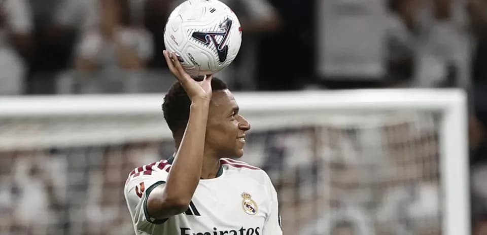 Jugador de Real Madrid levantando el balón