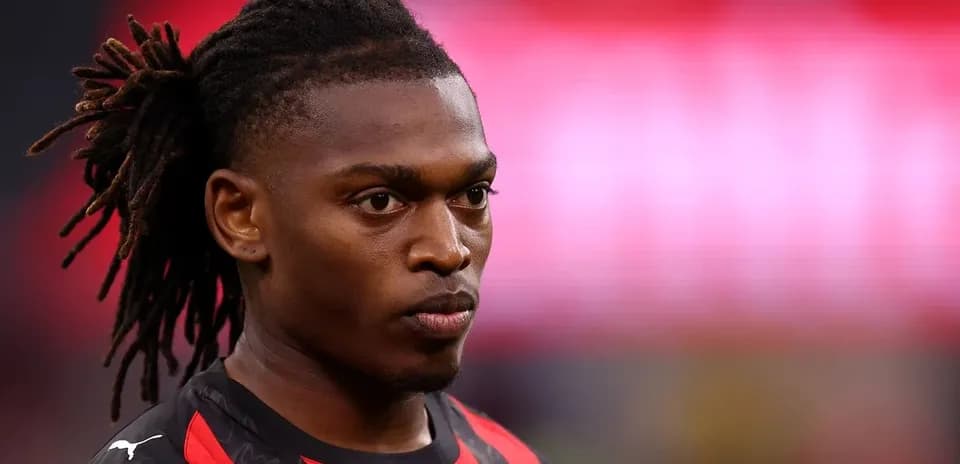 Jugador en primer plano con camiseta negra y roja