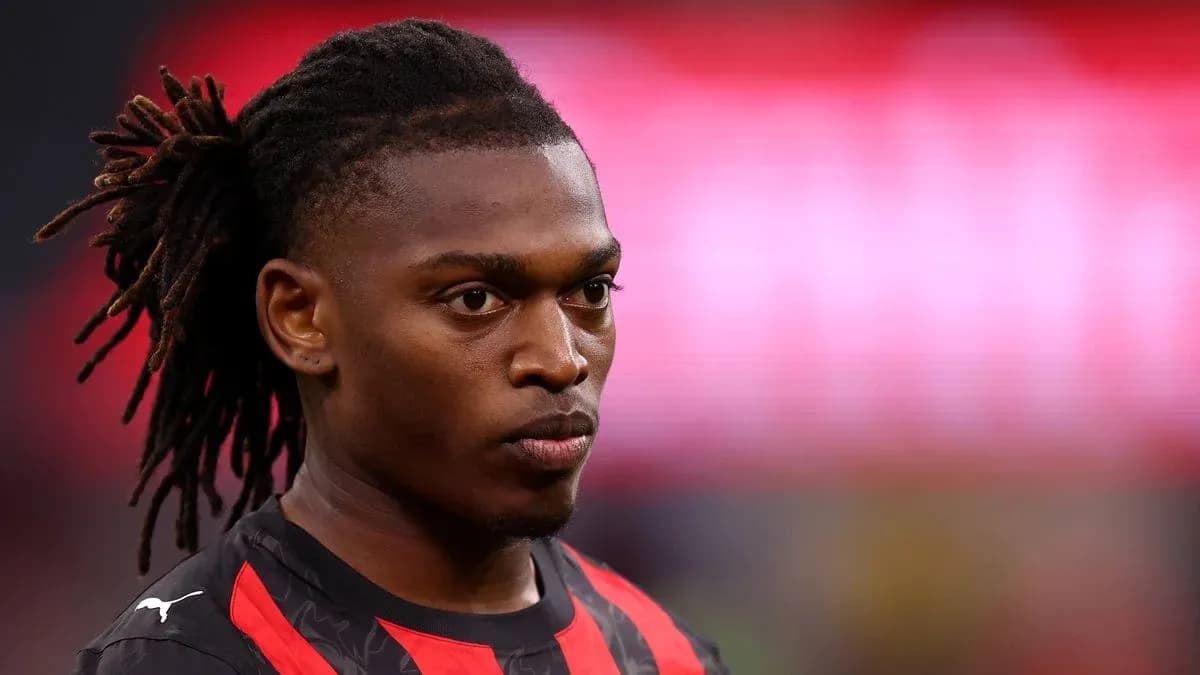 Jugador en primer plano con camiseta negra y roja