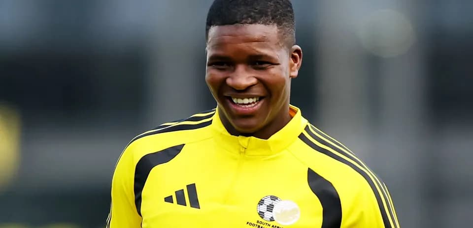 Jugador sonriente en uniforme amarillo de entrenamiento