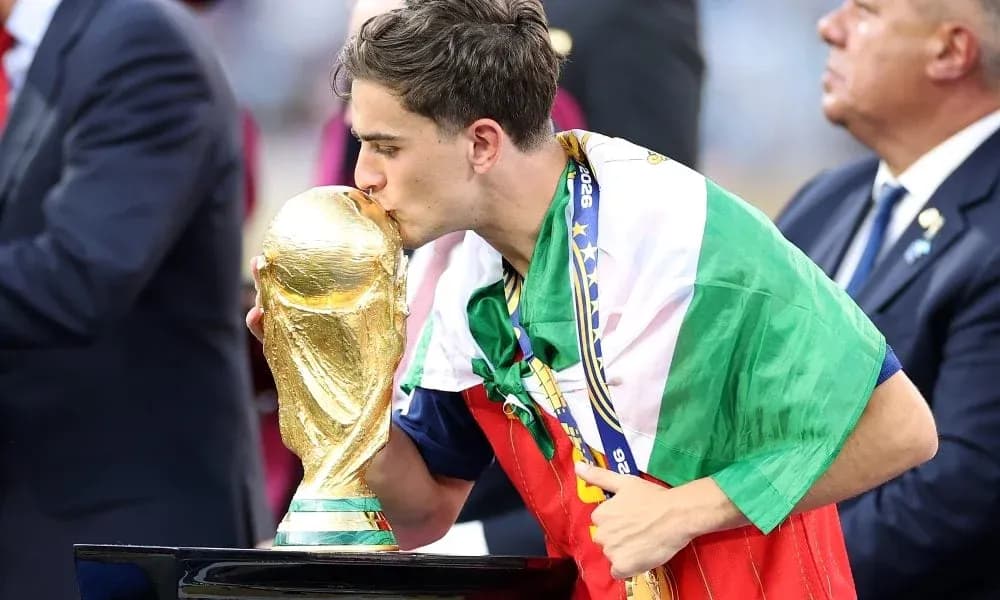 Jugador besando la Copa del Mundo en celebración