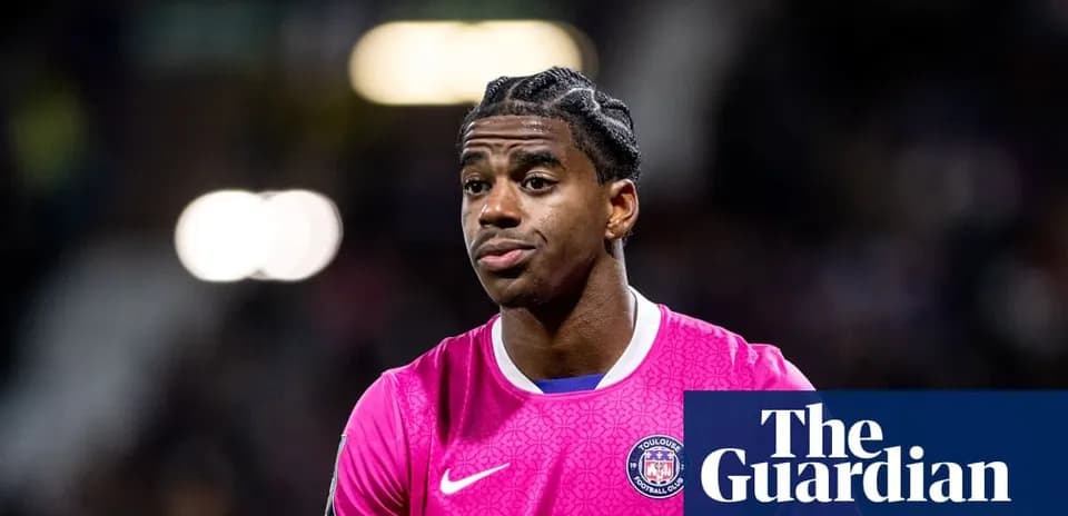 Portero de Toulouse en uniforme rosa durante el partido