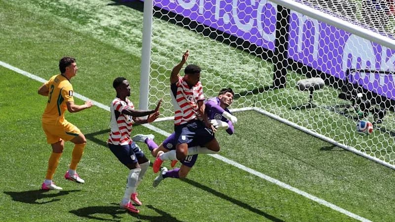 Jugadores compitiendo en el área del gol