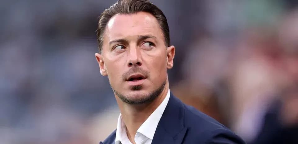 Entrenador observando el partido desde la banda