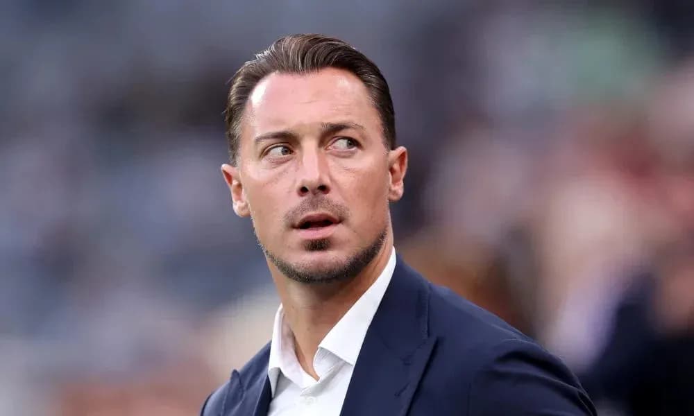 Entrenador observando el partido desde la banda
