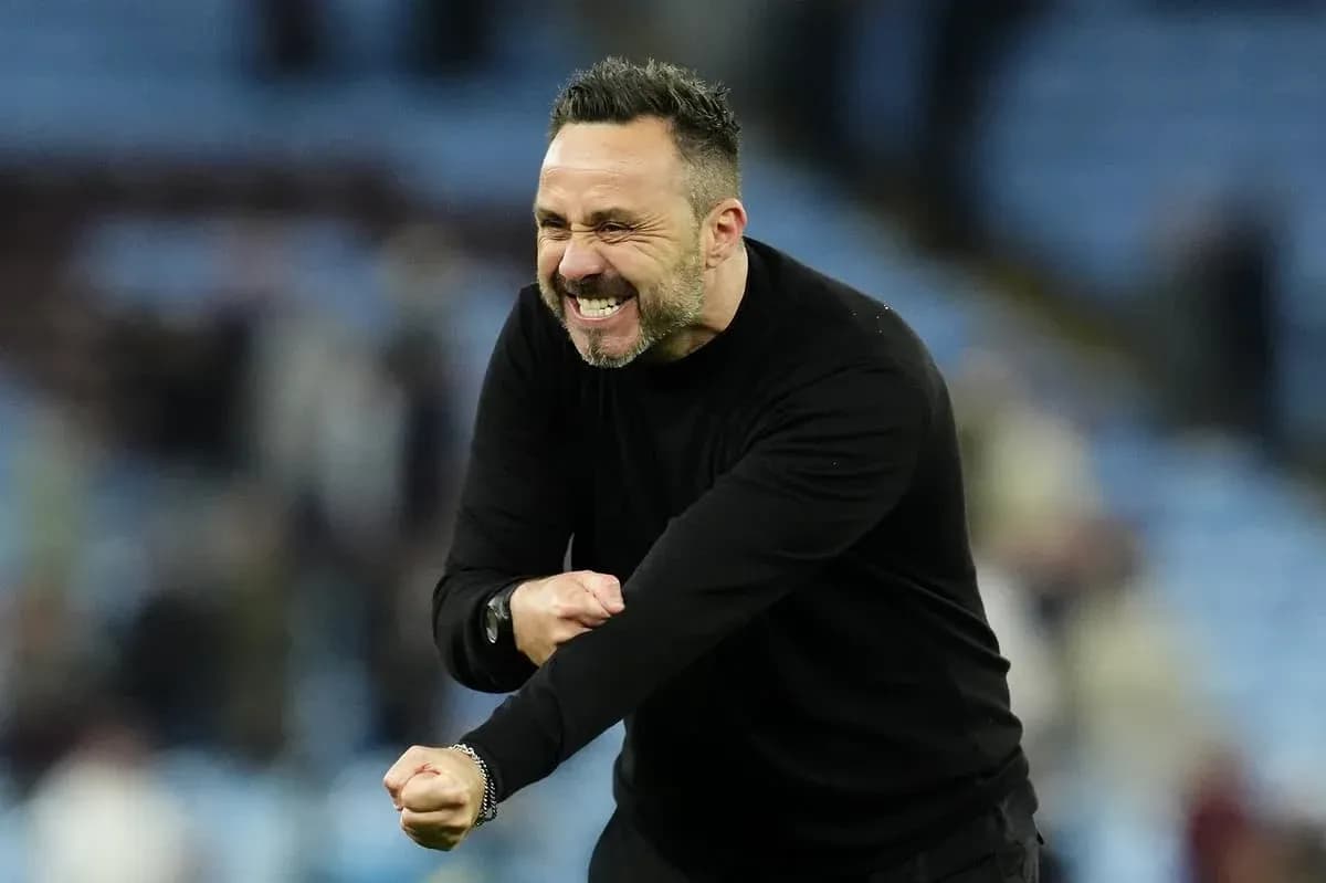Entrenador celebrando en el banquillo del estadio