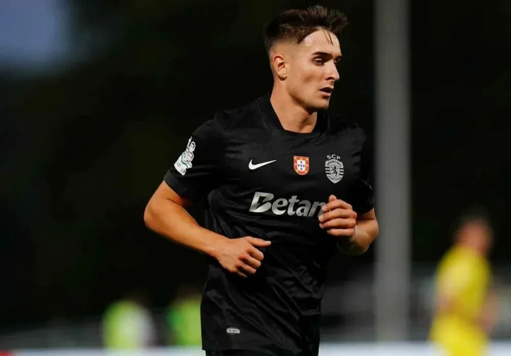 Jugador corriendo en uniforme negro durante el partido