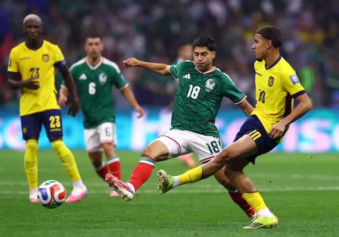 Jugador de México compitiendo por el balón