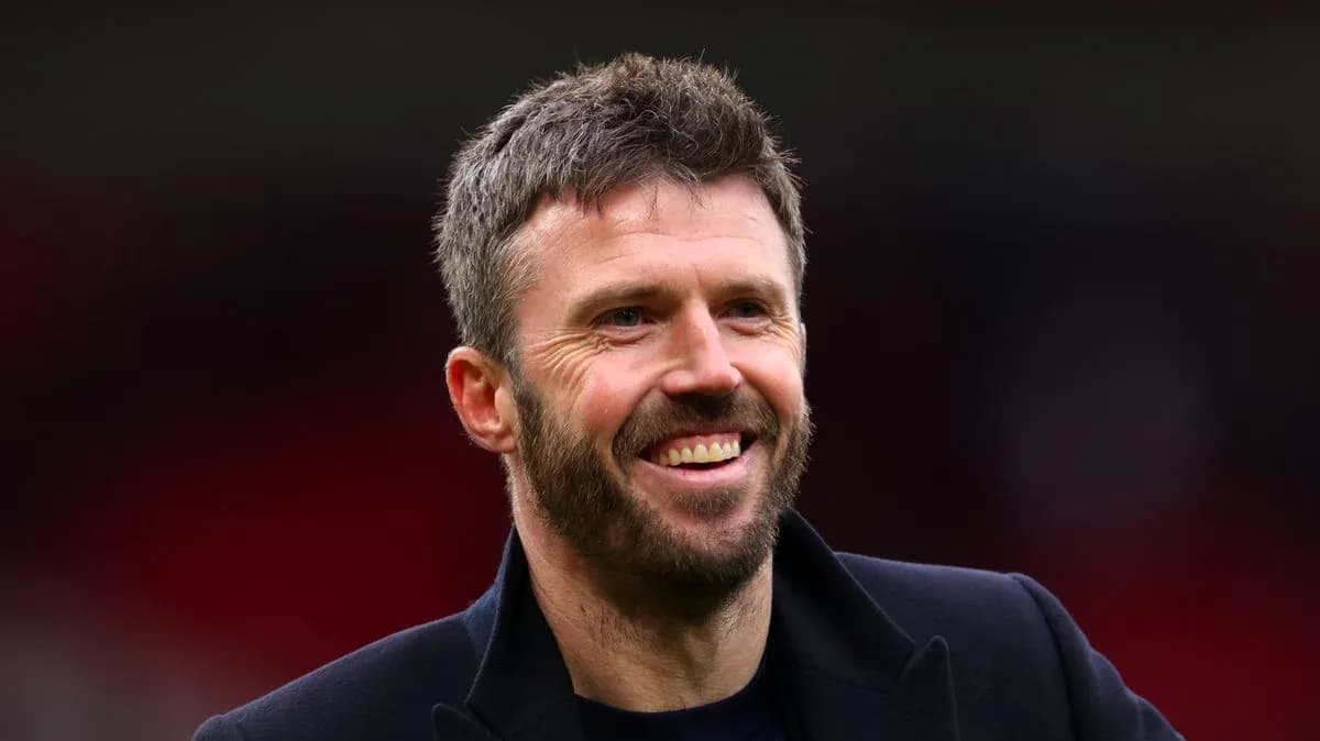 Hombre sonriendo en un entorno deportivo