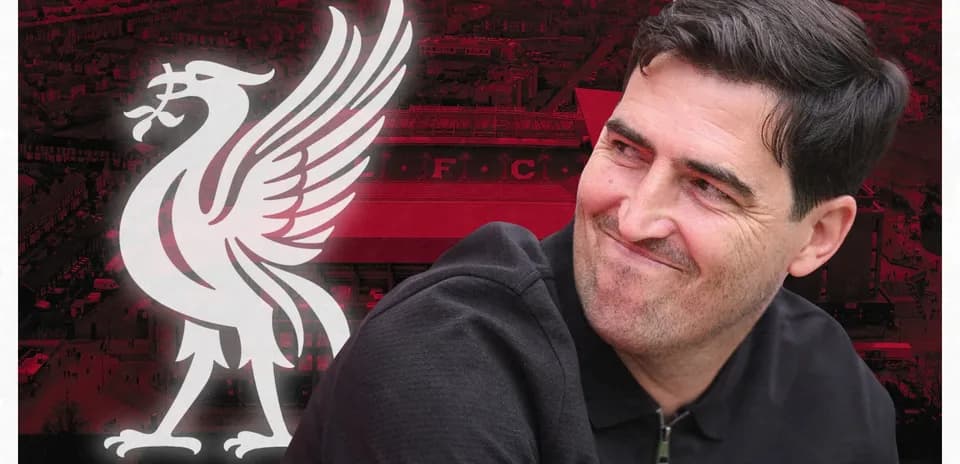 Hombre sonriendo con fondo del logo de Liverpool