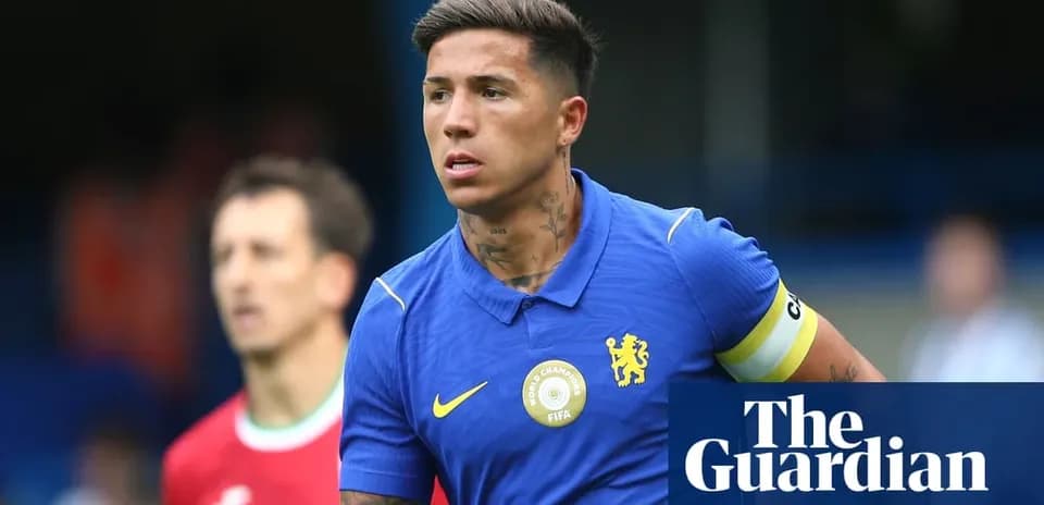 Jugador de Chelsea con camiseta azul en el campo