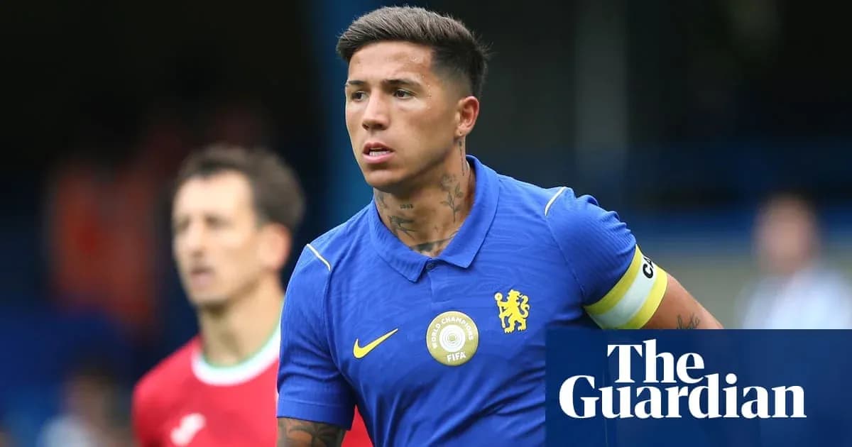 Jugador de Chelsea con camiseta azul en el campo