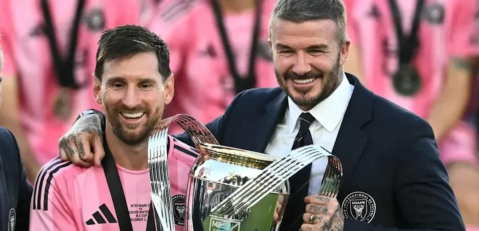 Lionel Messi y David Beckham celebrando con el trofeo