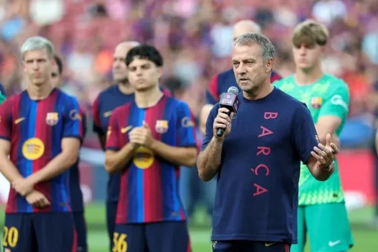 Entrenador hablando en evento con jugadores del Barça